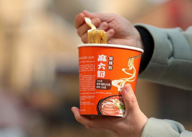 麻六記酸辣粉代工廠致歉,發(fā)霉因消殺環(huán)節(jié)不足所致,已發(fā)召回通知